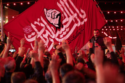 اهتزاز پرچم «یا لثارات الحسین» بر فراز حسینیه اعظم زنجان