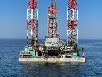 Iran installs giant homemade drilling rig in Persian Gulf