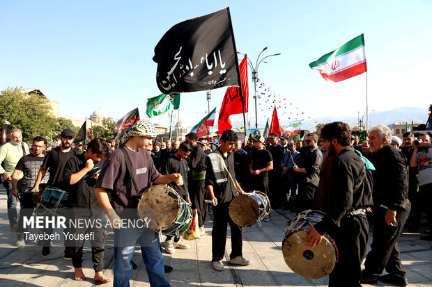 یوم العطش» اجتماع با شکوه پرچمداران حسینی در همدان»