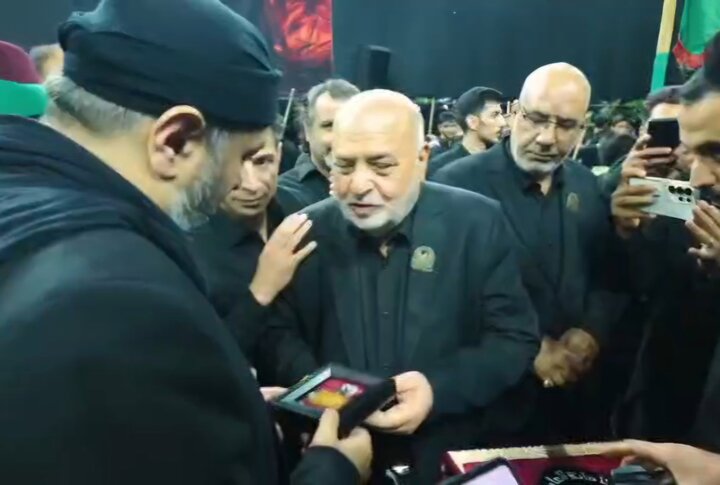 خادم ویژه تعویض پرچم حرم امام حسین (ع) در جمع عزاداران تبریز