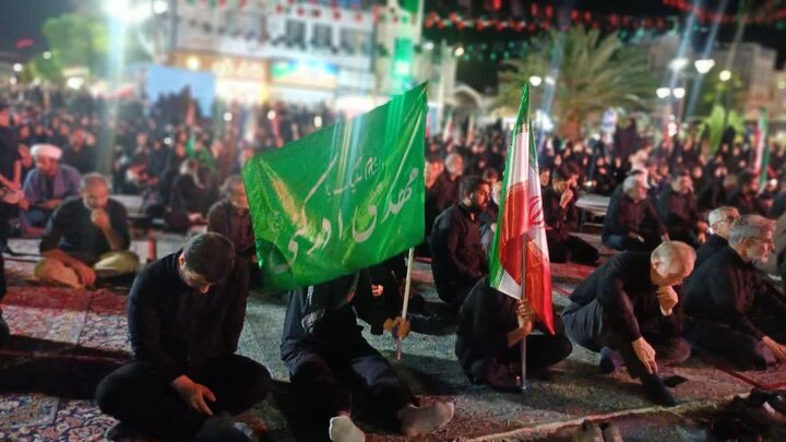 شکوه ارادت حسینی مردم محلات در دسته عزاداری شب هشتم محرم