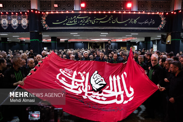 اهتزاز پرچم «یا لثارات الحسین» بر فراز حسینیه اعظم زنجان