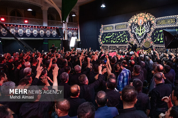 اهتزاز پرچم «یا لثارات الحسین» بر فراز حسینیه اعظم زنجان