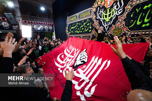 اهتزاز پرچم «یا لثارات الحسین» بر فراز حسینیه اعظم زنجان