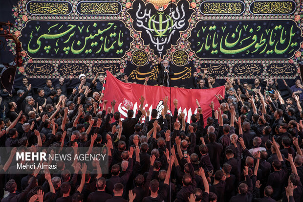 اهتزاز پرچم «یا لثارات الحسین» بر فراز حسینیه اعظم زنجان