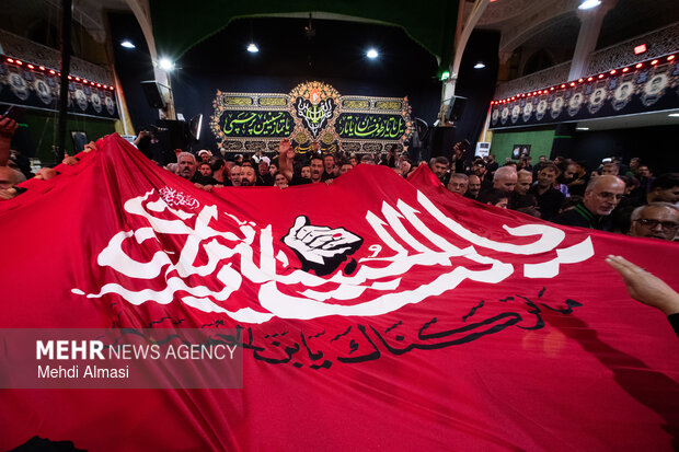 اهتزاز پرچم «یا لثارات الحسین» بر فراز حسینیه اعظم زنجان