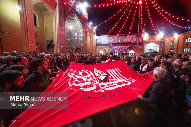 اهتزاز پرچم «یا لثارات الحسین» بر فراز حسینیه اعظم زنجان