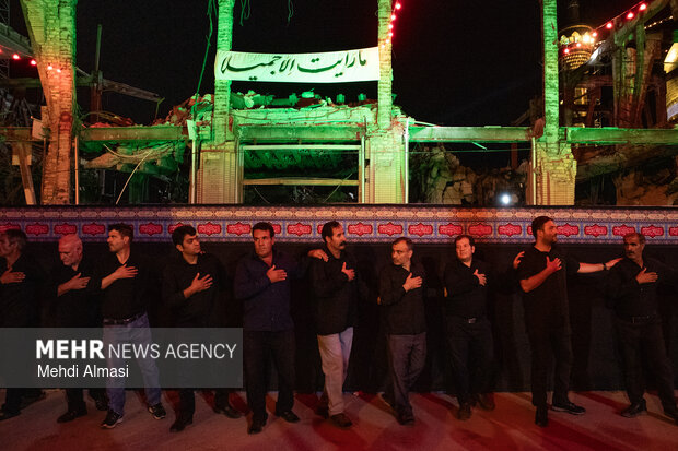 اهتزاز پرچم «یا لثارات الحسین» بر فراز حسینیه اعظم زنجان