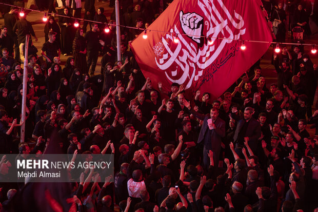 اهتزاز پرچم «یا لثارات الحسین» بر فراز حسینیه اعظم زنجان