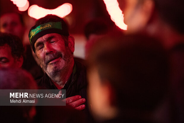 اهتزاز پرچم «یا لثارات الحسین» بر فراز حسینیه اعظم زنجان