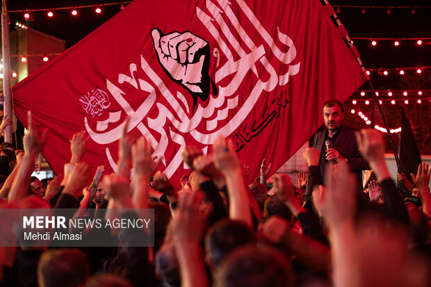 اهتزاز پرچم «یا لثارات الحسین» بر فراز حسینیه اعظم زنجان