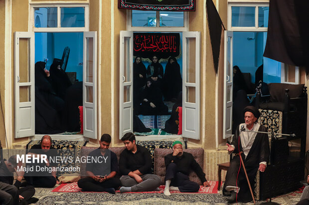 آیین روضه خوانی سنتی در «خانه کربلایی اکرمی» یزد