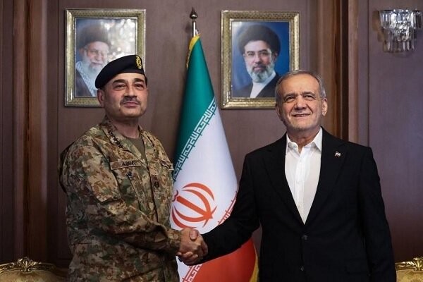 Pezeshkian meets with Pakistani army chief in Islamabad