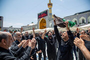 حضور عزاداران و آیین «علم سلام» در حرم مطهر رضوی