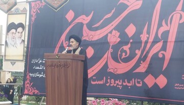امام جمعه ارومیه: مدیون مکتب عاشورا و آموزه‌های امام حسین(ع) هستیم