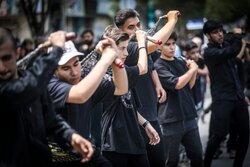 دسته روی مردم عزادار گناباد در تاسوعای حسینی
