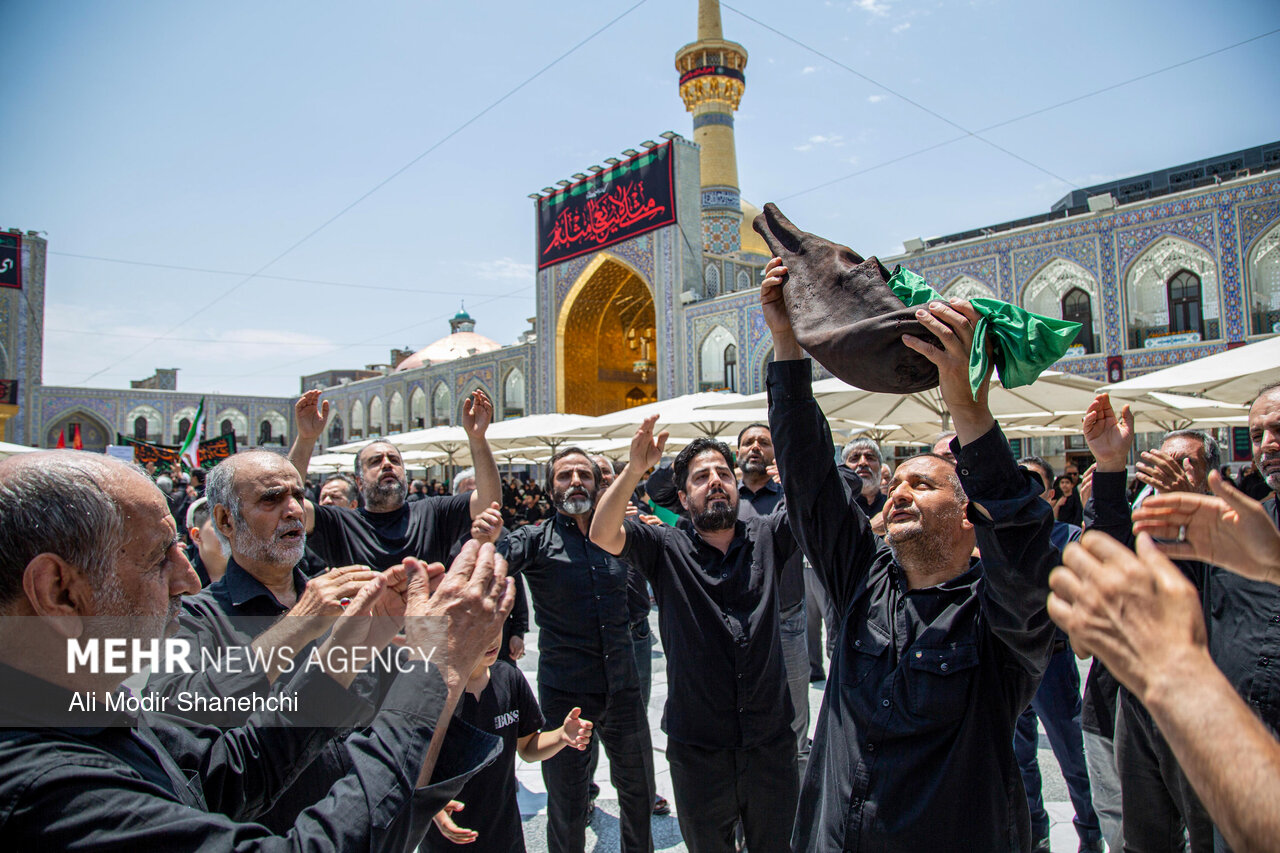 حرم امام رضا(ع) در سوگ سیدالشهدا؛ روایتی از عاشورا در میان زائران رضوی