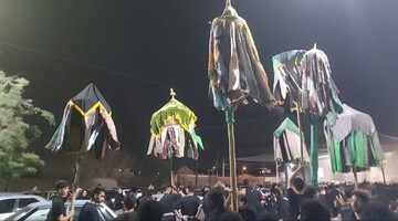 نوای «لبیک یا حسین» دسته‌جات عزاداری در شهر شاهدیه یزد