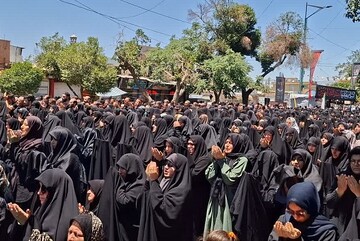 اقامه نماز ظهر عاشورا در قزوین