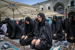 اقامه نماز ظهر در روز شهادت امام رضا(ع) در حرم مطهر رضوی
