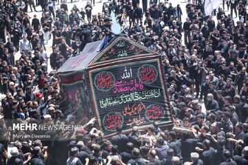 مراسم نخل‌گردانی ظهر عاشورا در حسینیه بزرگ جاجرم