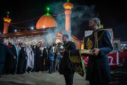 آئین لاله گردانی شام غریبان در حرم شاهچراغ(ع)