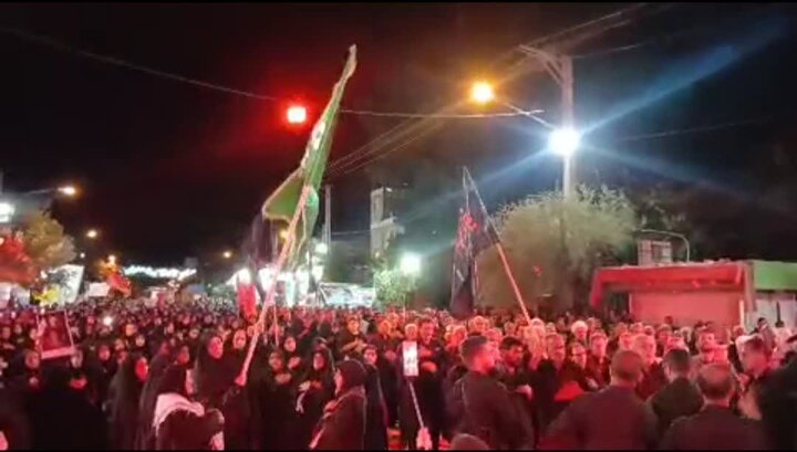 سینه‌زنی مردم پلدختر در شب عاشورا