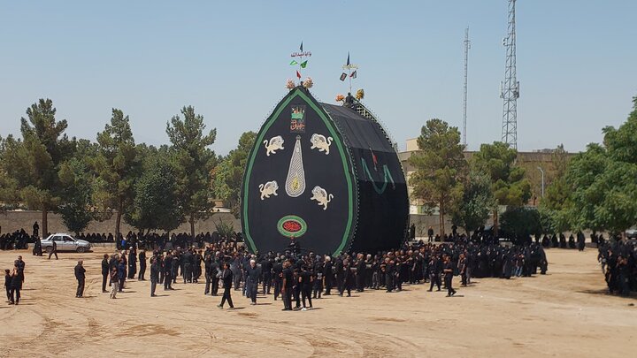 آیین سنتی نخل‌برداری در حسینیه بزرگ صاحب الزمان(عج) شاهدیه یزد