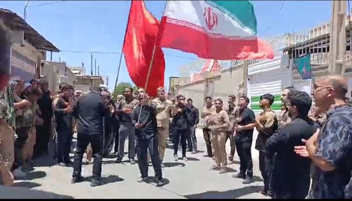 اقامه عزای حسینی مقابل منزل شهید جنگ رمضان