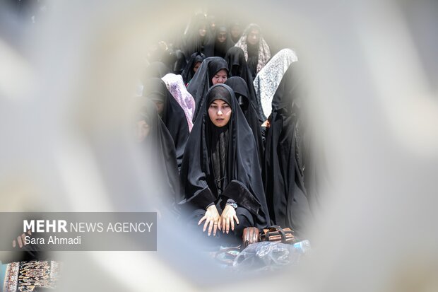 عزاداری و اقامه نماز ظهر عاشورا در حرم مطهر امام رضا(ع)