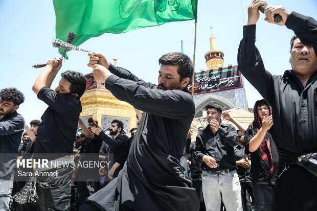 عزاداری و اقامه نماز ظهر عاشورا در حرم مطهر امام رضا(ع)