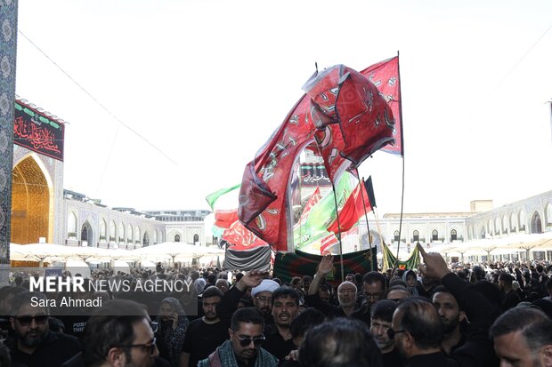 عزاداری و اقامه نماز ظهر عاشورا در حرم مطهر امام رضا(ع)