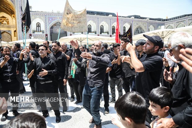 عزاداری و اقامه نماز ظهر عاشورا در حرم مطهر امام رضا(ع)