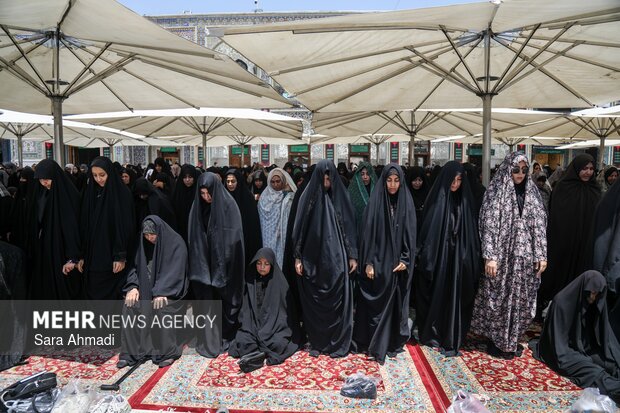 عزاداری و اقامه نماز ظهر عاشورا در حرم مطهر امام رضا(ع)
