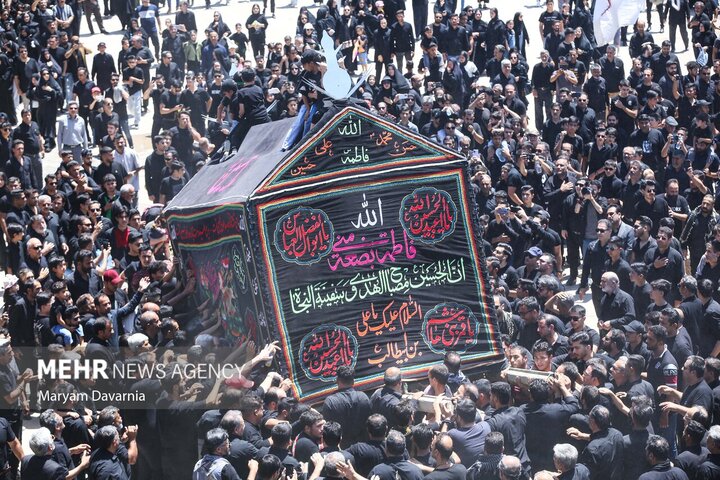 مراسم نخل‌گردانی ظهر عاشورا در حسینیه بزرگ جاجرم