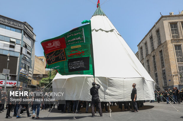 مراسم خیمهسوزان ظهر عاشورا در چهارراه گلوبندک تهران مراسم خیمهسوزان ظهر عاشورا در چهارراه گلوبندک تهران
