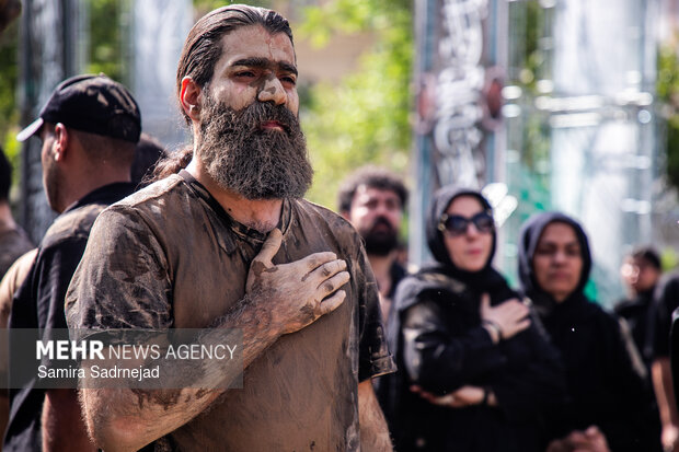 آیین «گِل مالی» لرستانی‌های مقیم تهران در روز عاشورا