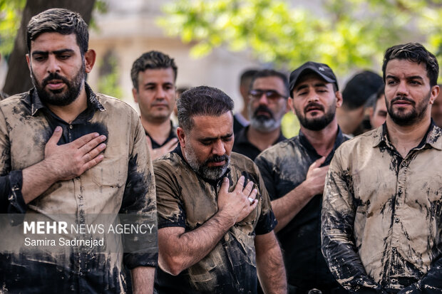 آیین «گِل مالی» لرستانی‌های مقیم تهران در روز عاشورا