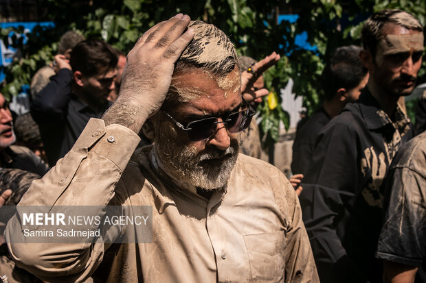 آیین «گِل مالی» لرستانی‌های مقیم تهران در روز عاشورا