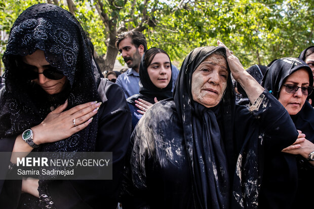 آیین «گِل مالی» لرستانی‌های مقیم تهران در روز عاشورا