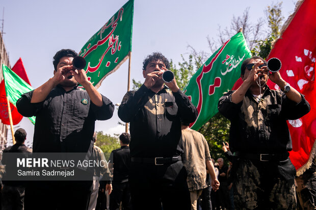 آیین «گِل مالی» لرستانی‌های مقیم تهران در روز عاشورا
