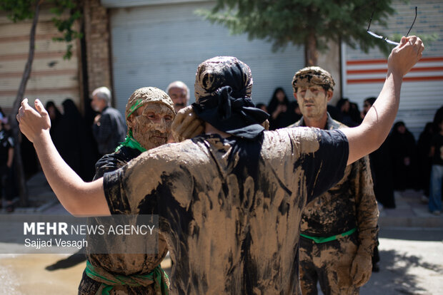 آیین سنتی «گِل مالی» در شهرستان دمق