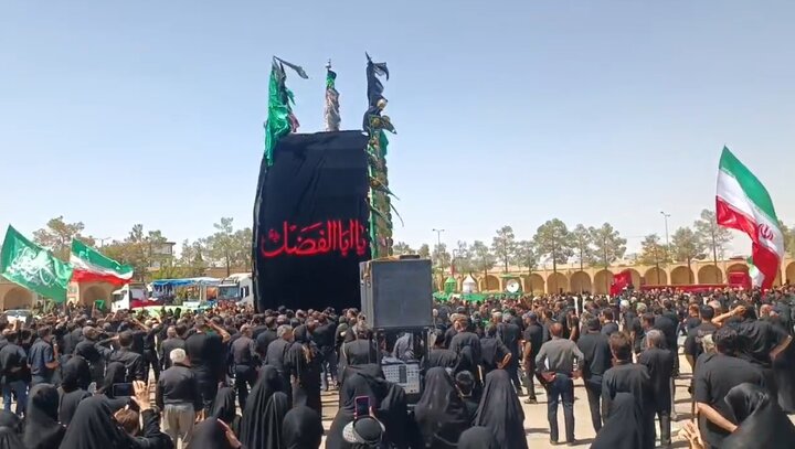 آیین سنتی نخل‌برداری در حسینیه دوازده امام شهرستان مهریز