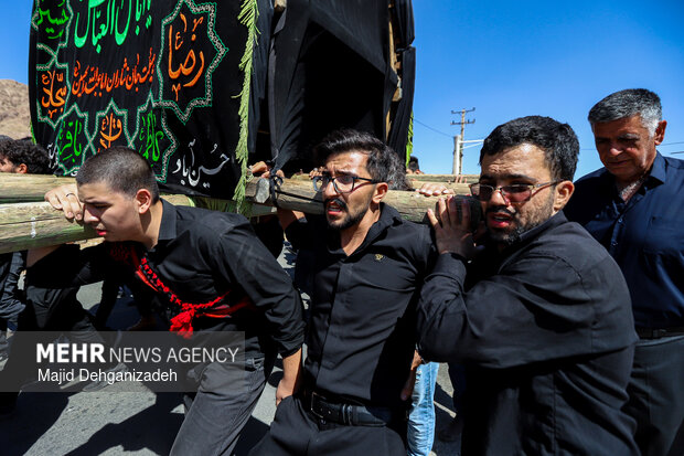 طولانی ترین نخل برداری روز <a href='https://sayeb.ir/tag/%d8%b9%d8%a7%d8%b4%d9%88%d8%b1%d8%a7'></div>عاشورا</a> در روستای سعیدآباد پیشکوه <a href='https://sayeb.ir/tag/%db%8c%d8%b2%d8%af'>یزد</a>