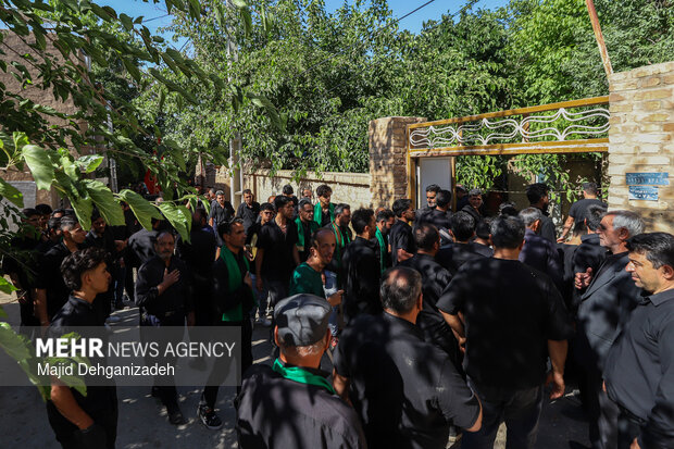 طولانی ترین نخل برداری روز <a href='https://sayeb.ir/tag/%d8%b9%d8%a7%d8%b4%d9%88%d8%b1%d8%a7'></div>عاشورا</a> در روستای سعیدآباد پیشکوه <a href='https://sayeb.ir/tag/%db%8c%d8%b2%d8%af'>یزد</a>