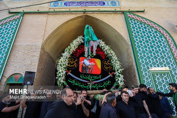 طولانی ترین نخل برداری روز <a href='https://sayeb.ir/tag/%d8%b9%d8%a7%d8%b4%d9%88%d8%b1%d8%a7'></div>عاشورا</a> در روستای سعیدآباد پیشکوه <a href='https://sayeb.ir/tag/%db%8c%d8%b2%d8%af'>یزد</a>
