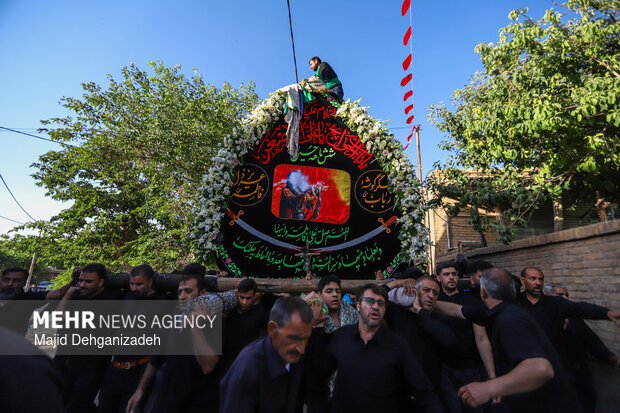 طولانی ترین نخل برداری روز <a href='https://sayeb.ir/tag/%d8%b9%d8%a7%d8%b4%d9%88%d8%b1%d8%a7'></div>عاشورا</a> در روستای سعیدآباد پیشکوه <a href='https://sayeb.ir/tag/%db%8c%d8%b2%d8%af'>یزد</a>