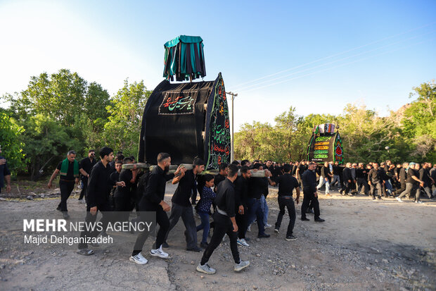 طولانی ترین نخل برداری روز <a href='https://sayeb.ir/tag/%d8%b9%d8%a7%d8%b4%d9%88%d8%b1%d8%a7'></div>عاشورا</a> در روستای سعیدآباد پیشکوه <a href='https://sayeb.ir/tag/%db%8c%d8%b2%d8%af'>یزد</a>