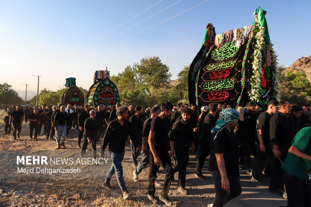 طولانی ترین نخل برداری روز <a href='https://sayeb.ir/tag/%d8%b9%d8%a7%d8%b4%d9%88%d8%b1%d8%a7'></div>عاشورا</a> در روستای سعیدآباد پیشکوه <a href='https://sayeb.ir/tag/%db%8c%d8%b2%d8%af'>یزد</a>