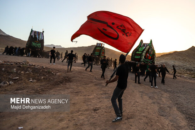 طولانی ترین نخل برداری روز <a href='https://sayeb.ir/tag/%d8%b9%d8%a7%d8%b4%d9%88%d8%b1%d8%a7'></div>عاشورا</a> در روستای سعیدآباد پیشکوه <a href='https://sayeb.ir/tag/%db%8c%d8%b2%d8%af'>یزد</a>